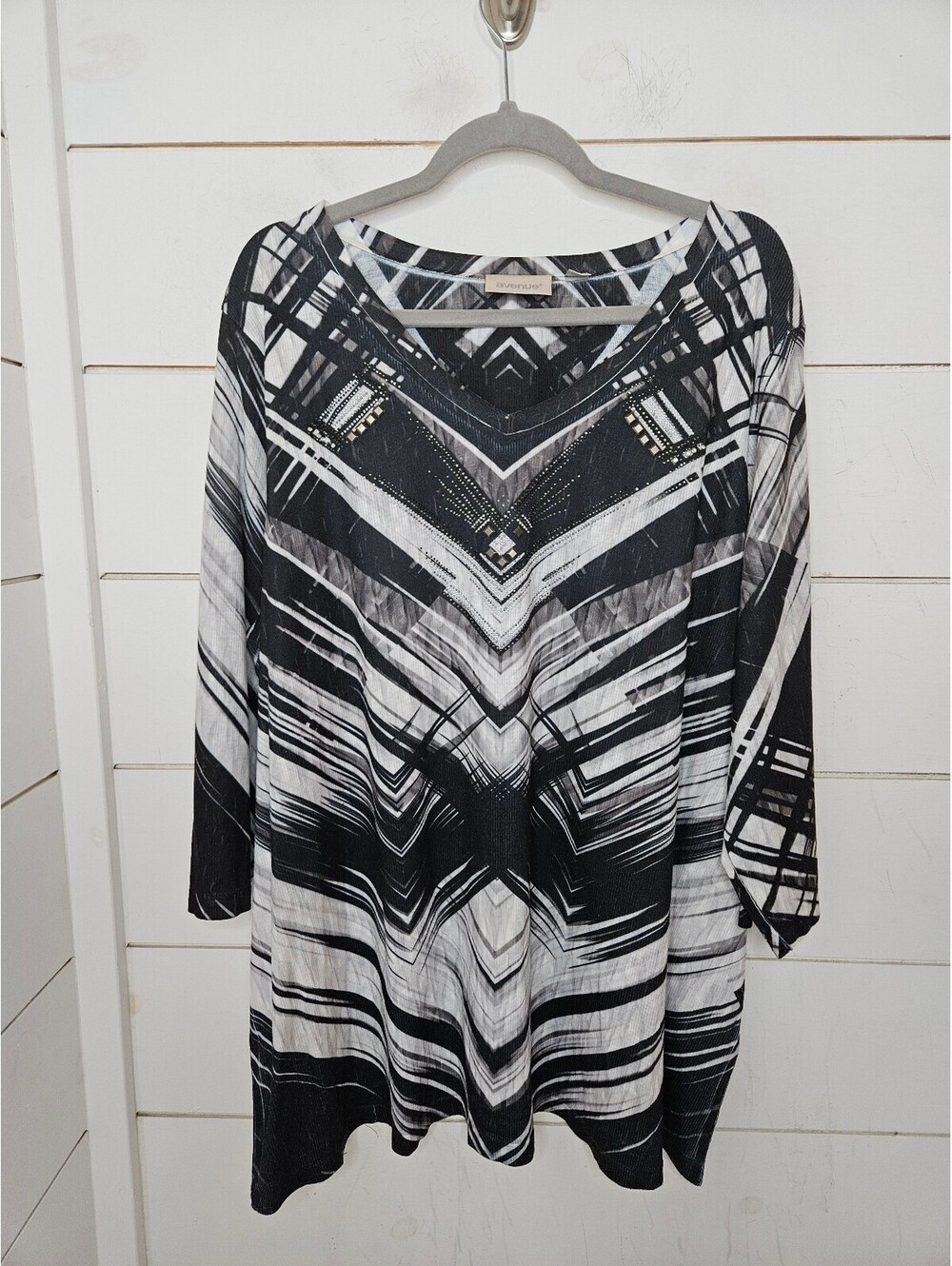 Avenue size 26/28 black & white abstract top with decorative studs along v neck